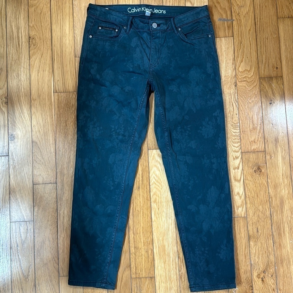 Calvin Klein Navy Blue Floral Imprinted Skinny Ankle Pants.  Sz 31